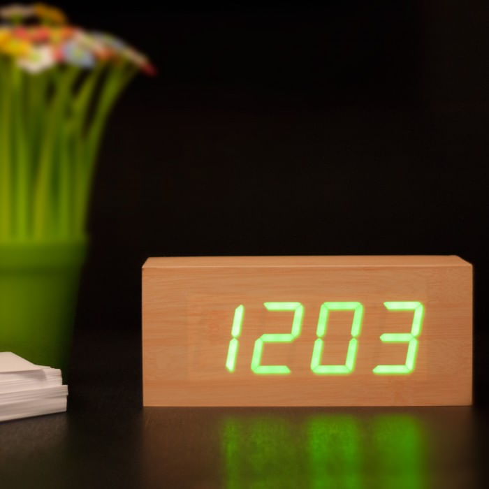 Relógio Despertador de Madeira LED